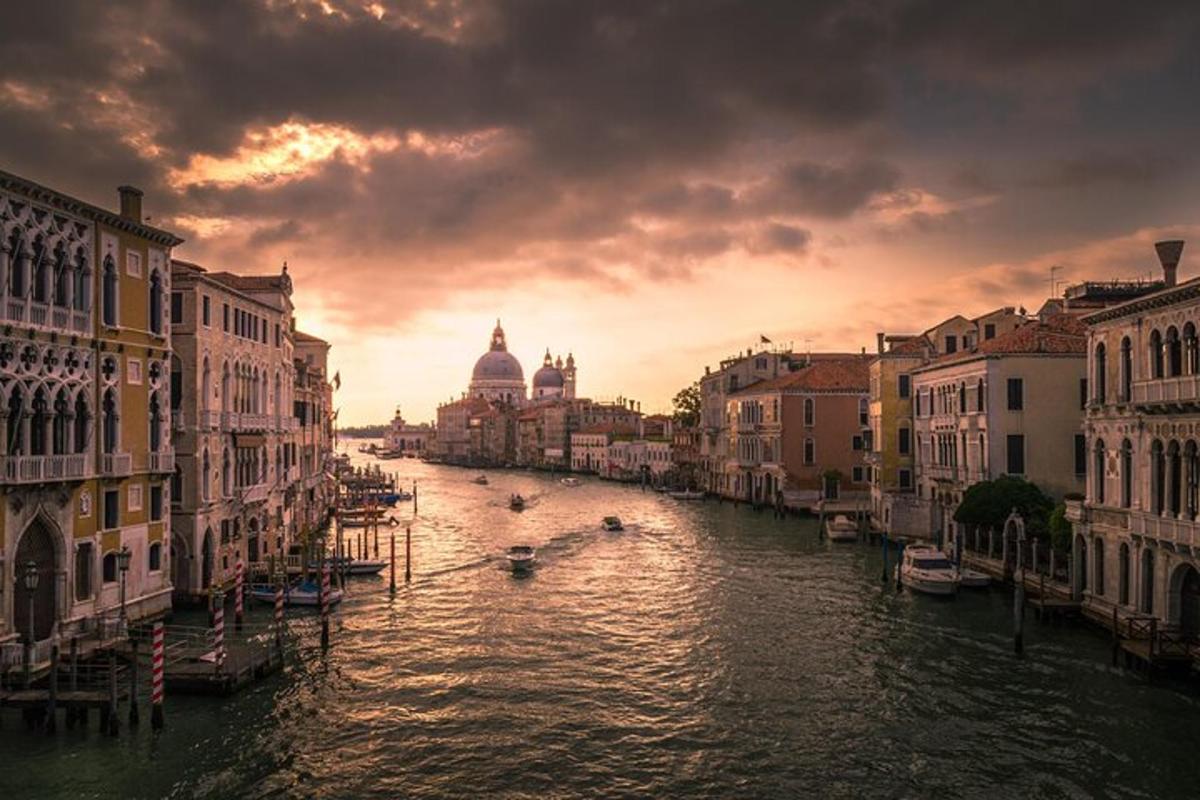 una vista d'un canal en una ciutat amb edificis