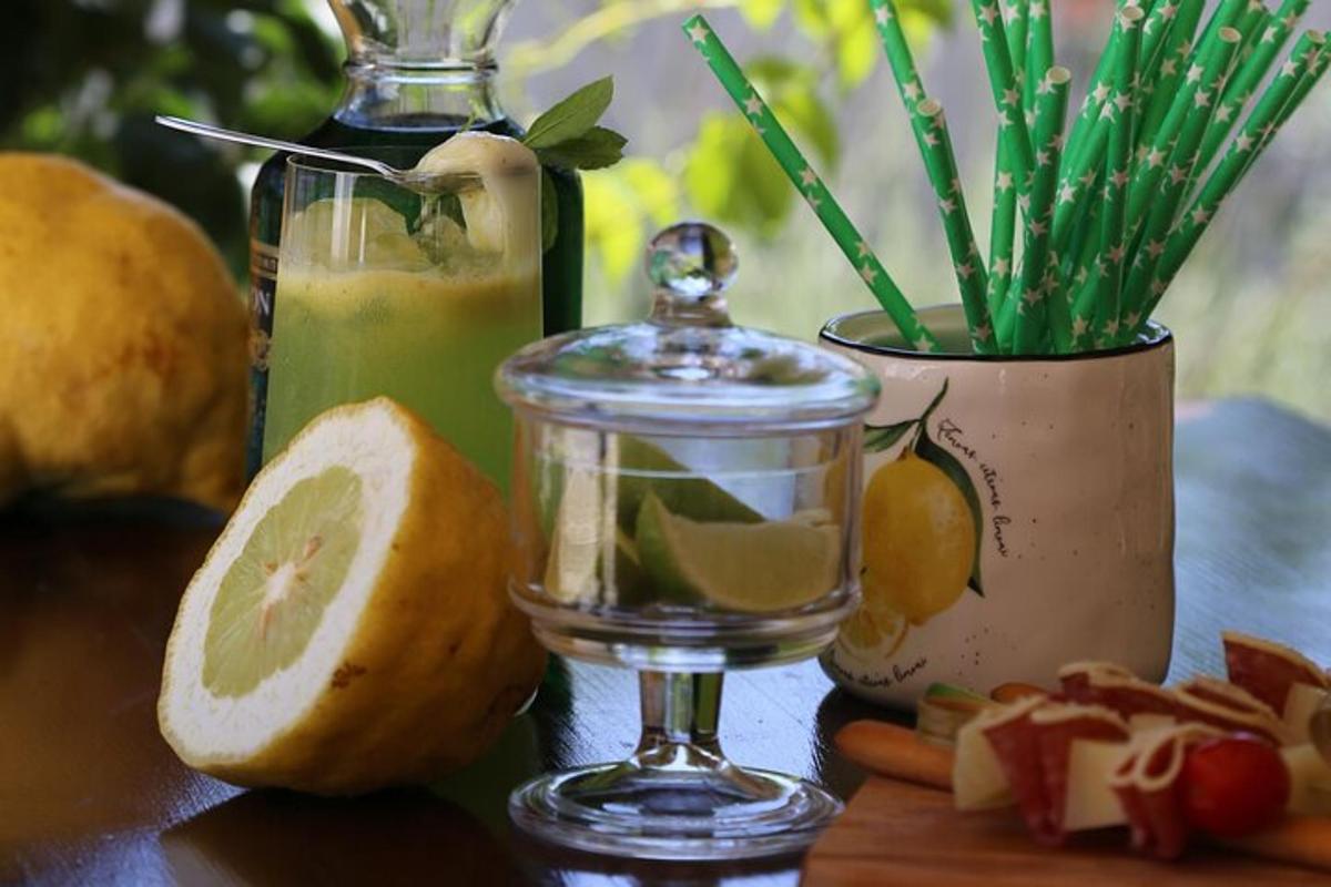 uma mesa com uma bebida, um liquidificador e frutas