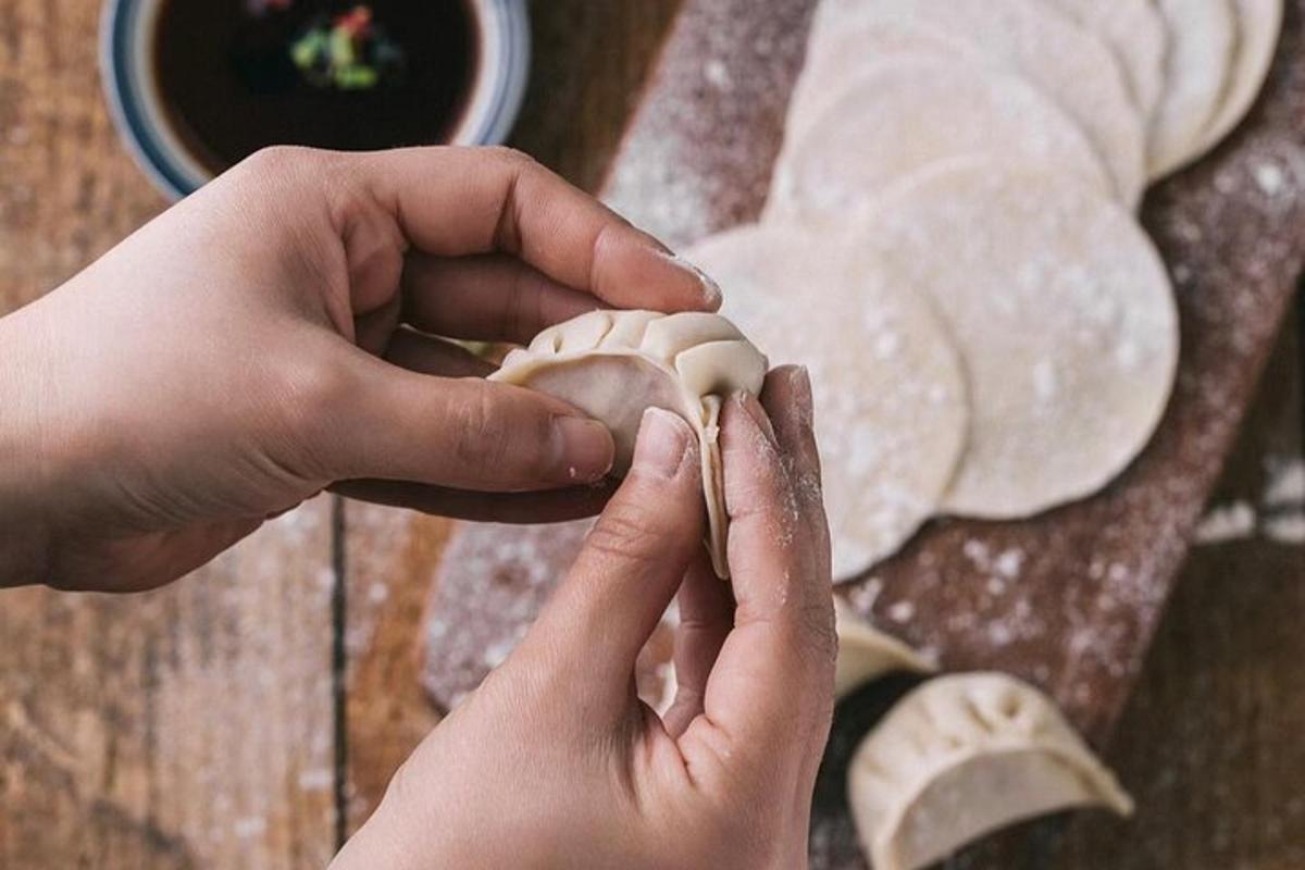 una persona que sosté un bolet en una taula de tallar