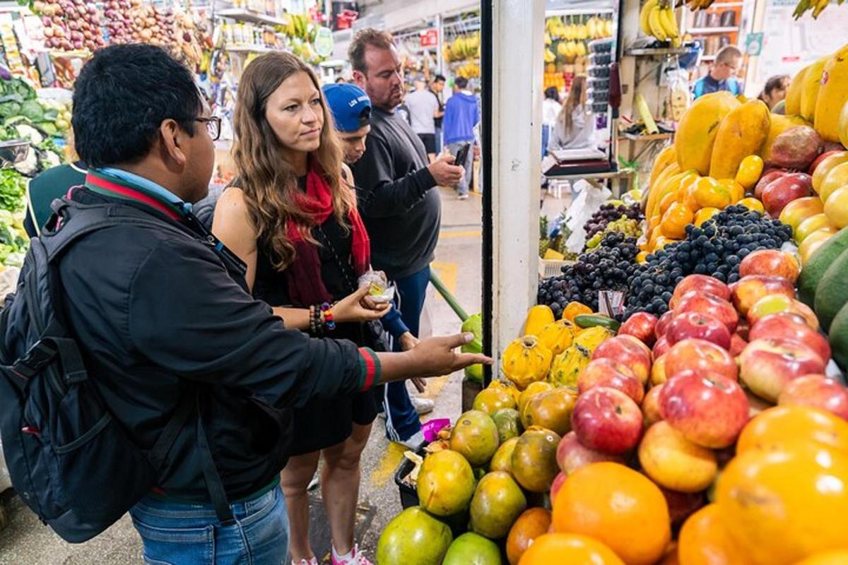 Maður og kona standa í matvöruverslun að kaupa ávexti