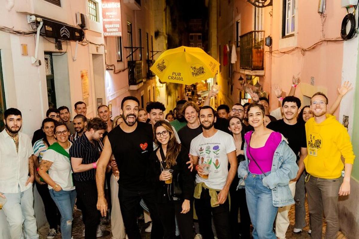 un groupe de personnes marchant dans une rue