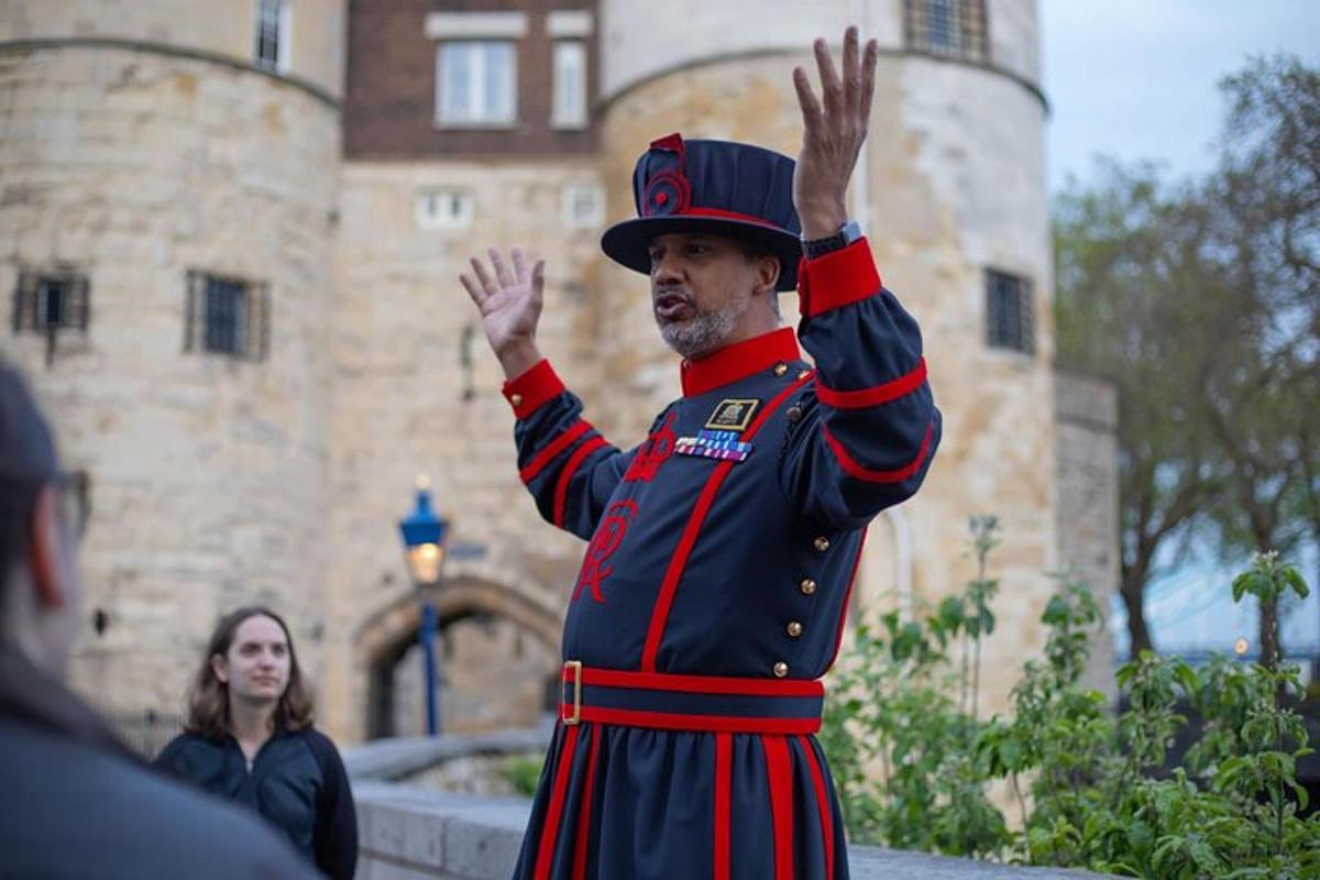 egyenruhás férfi áll egy kastély előtt