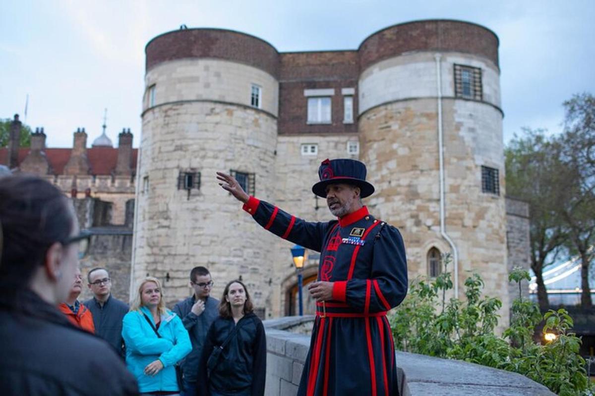 un bărbat în uniformă stând în fața unui castel