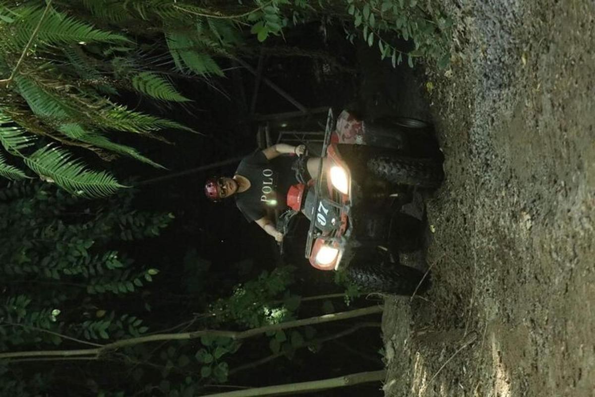 en mand står på en motorcykel om natten