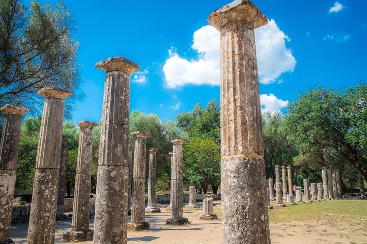 μια σειρά από αρχαίες κολώνες σε ένα πάρκο