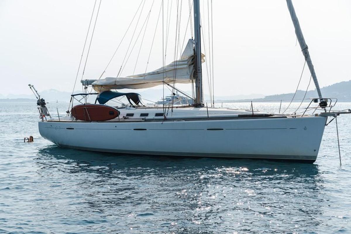 una barca a vela bianca seduta nell'acqua