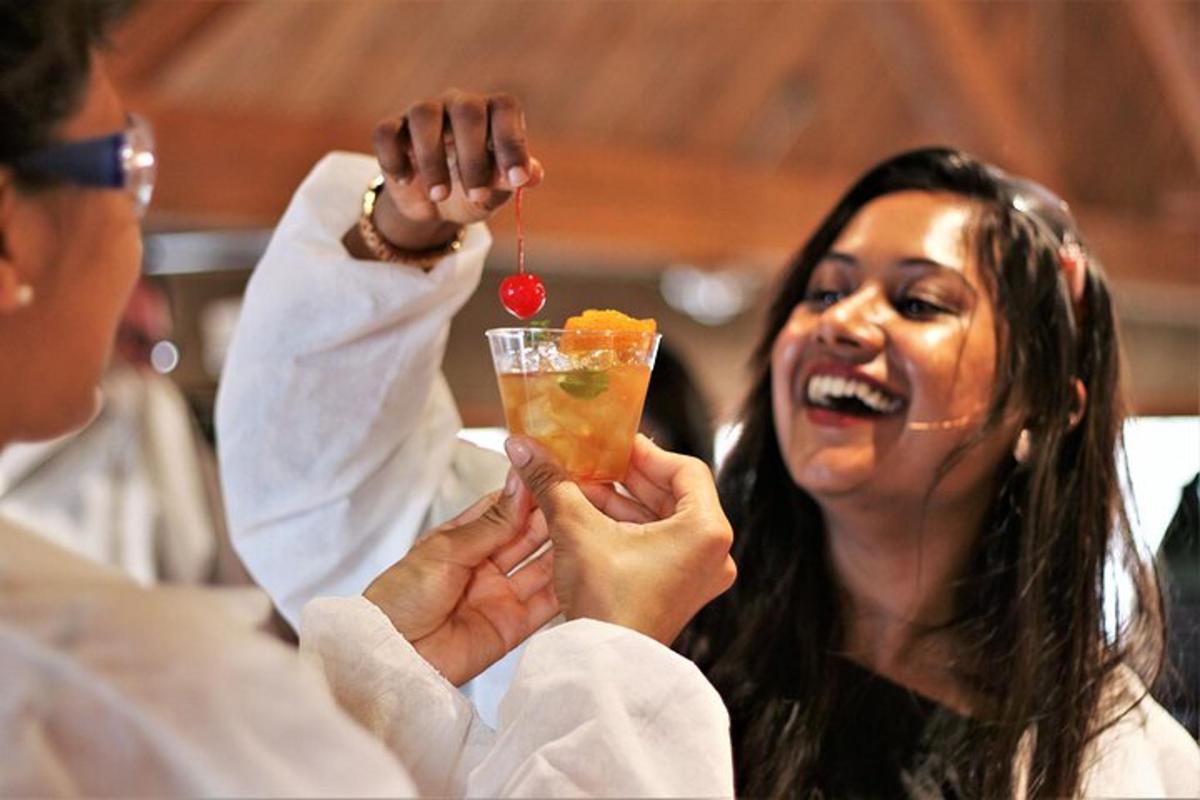 seorang wanita memegang minuman di tangannya