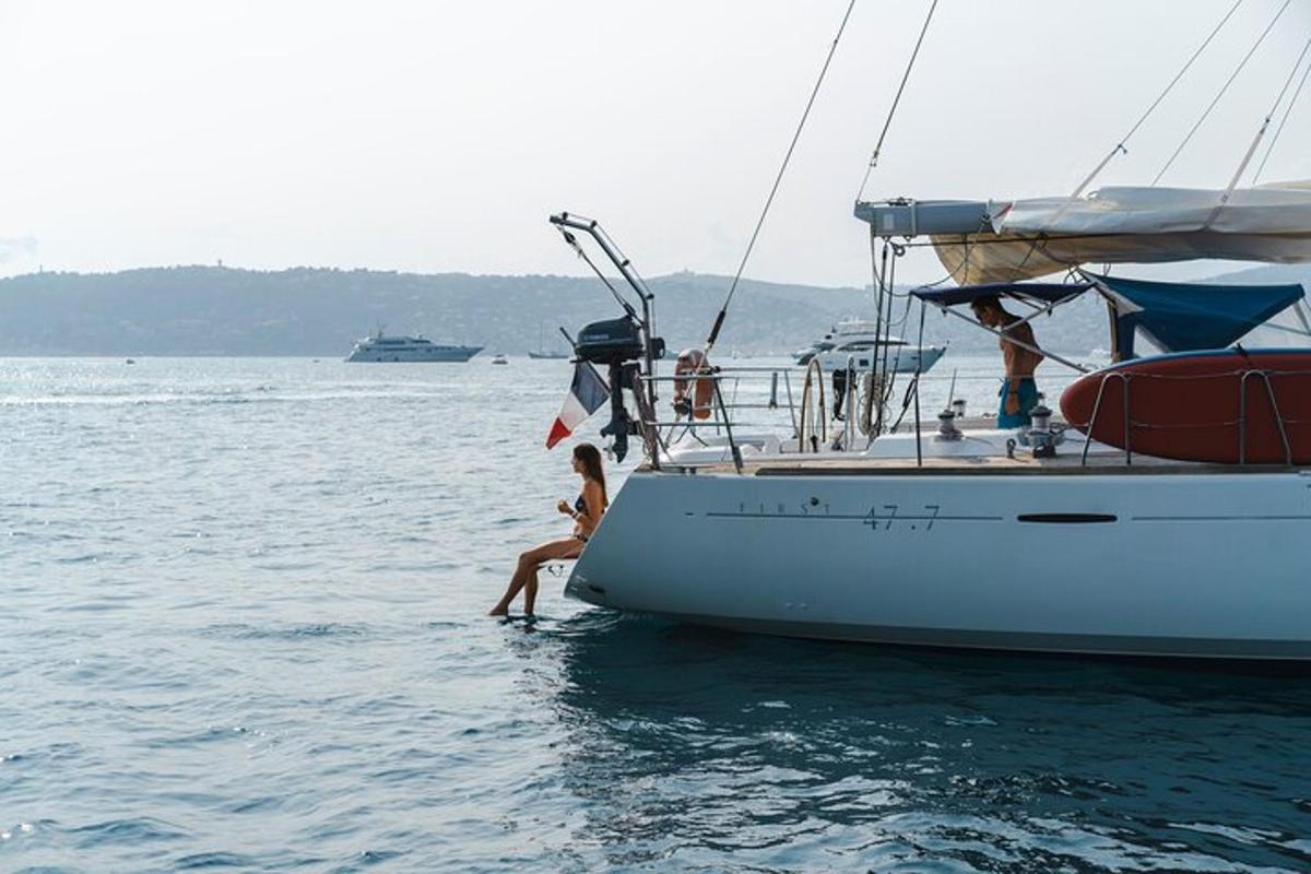 una donna seduta sul lato di una barca in acqua