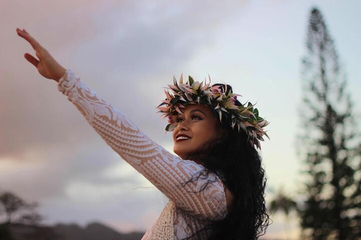 una donna con una corona di fiori in testa