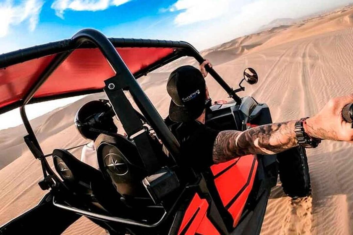 moški, ki vozi motor v puščavi