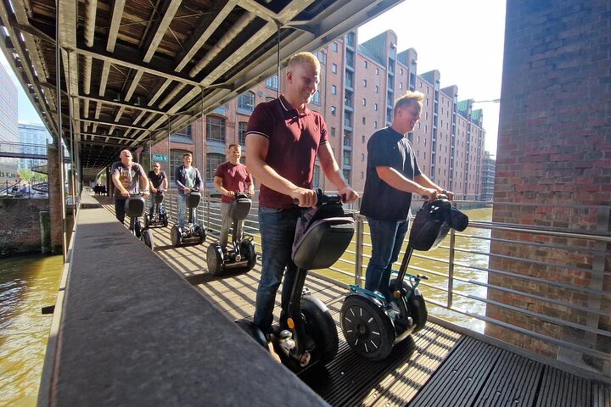 un gruppo di uomini in piedi su scooter su un ponte