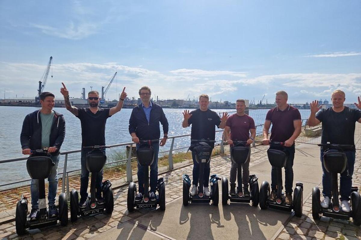 un gruppo di uomini in segway posano per una foto