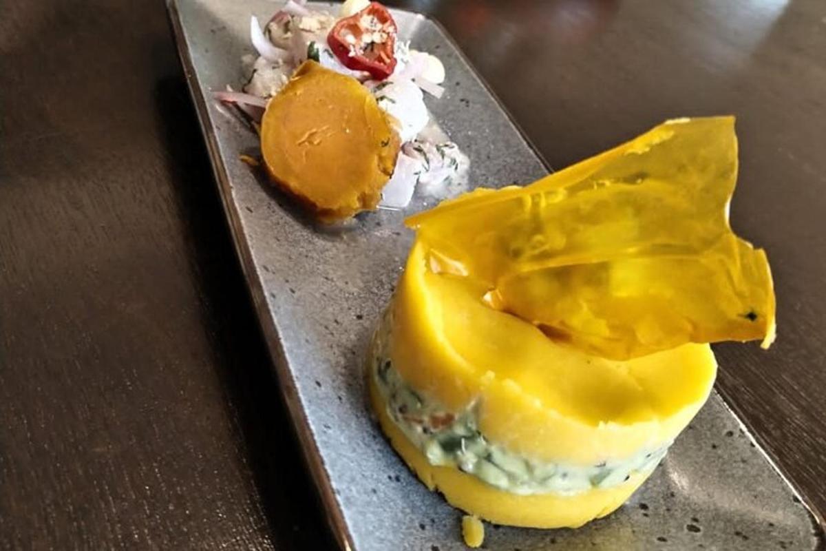 pinggan dengan sandwic sarapan pagi dengan telur dan keju