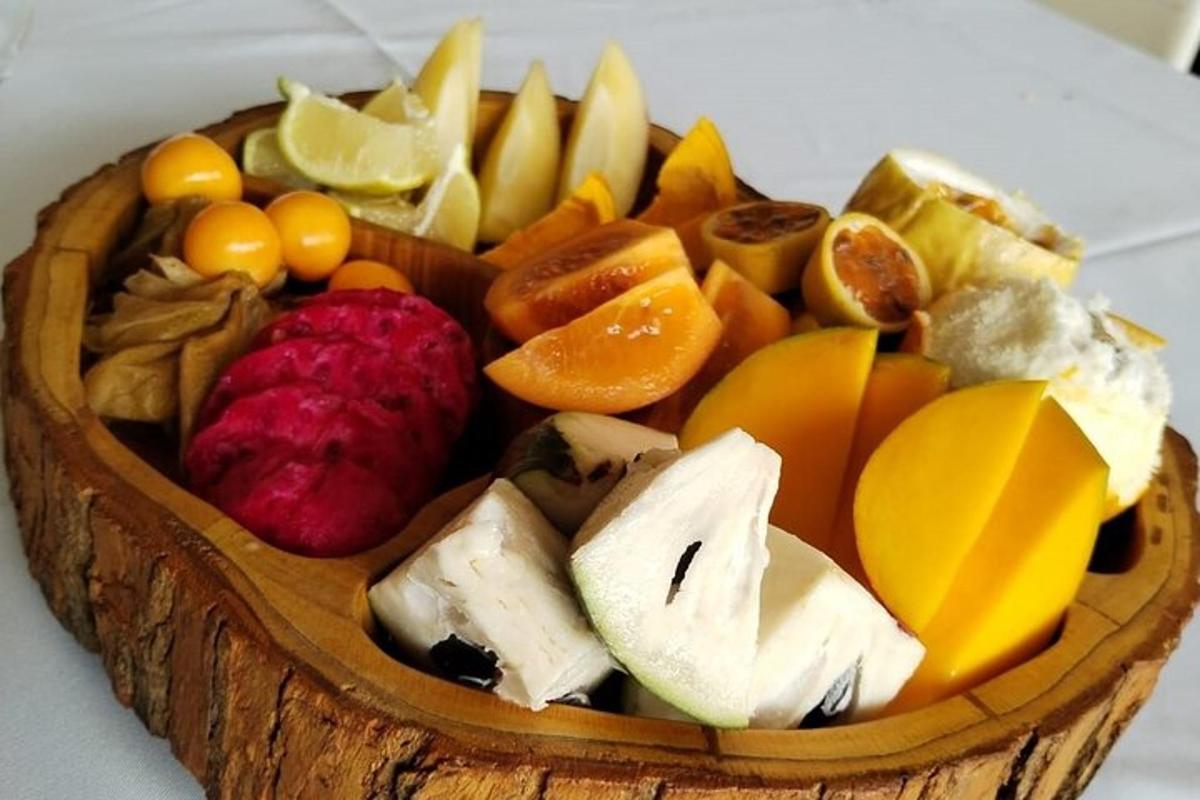Un cuenco de madera lleno de diferentes tipos de frutas.