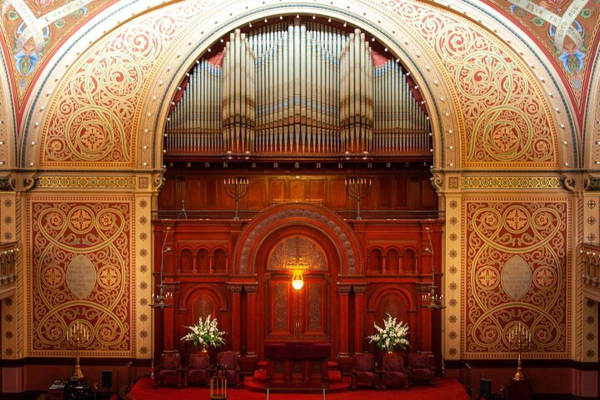 un orgue dans une grande salle avec un grand orgue