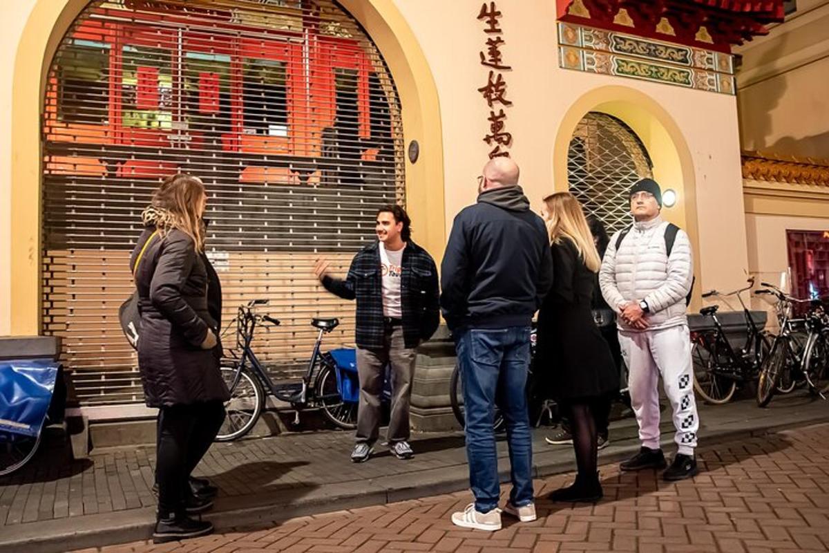een groep mensen die buiten een gebouw staan