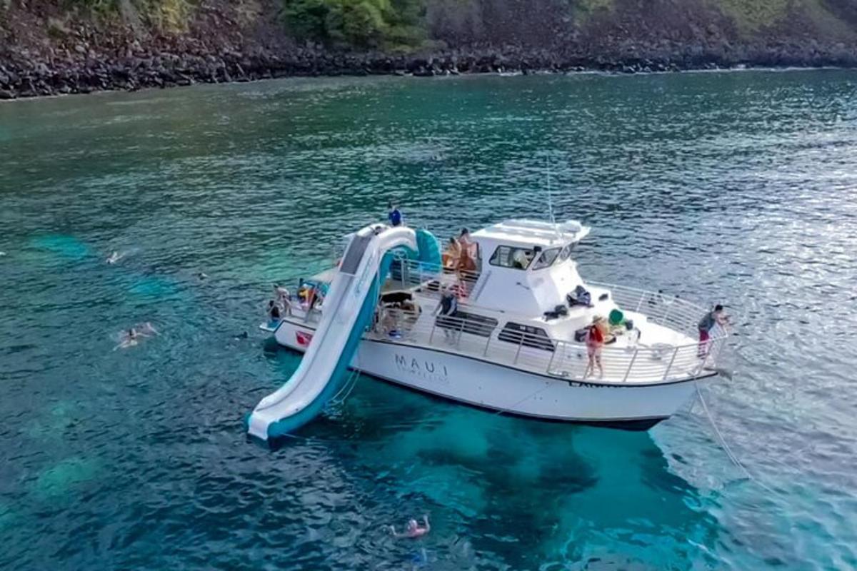 un barco con un tobogán en el agua