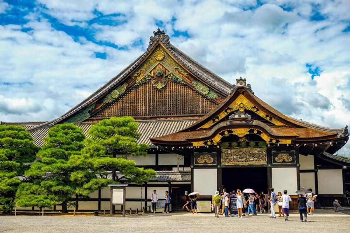 一群人站在一栋建筑物前