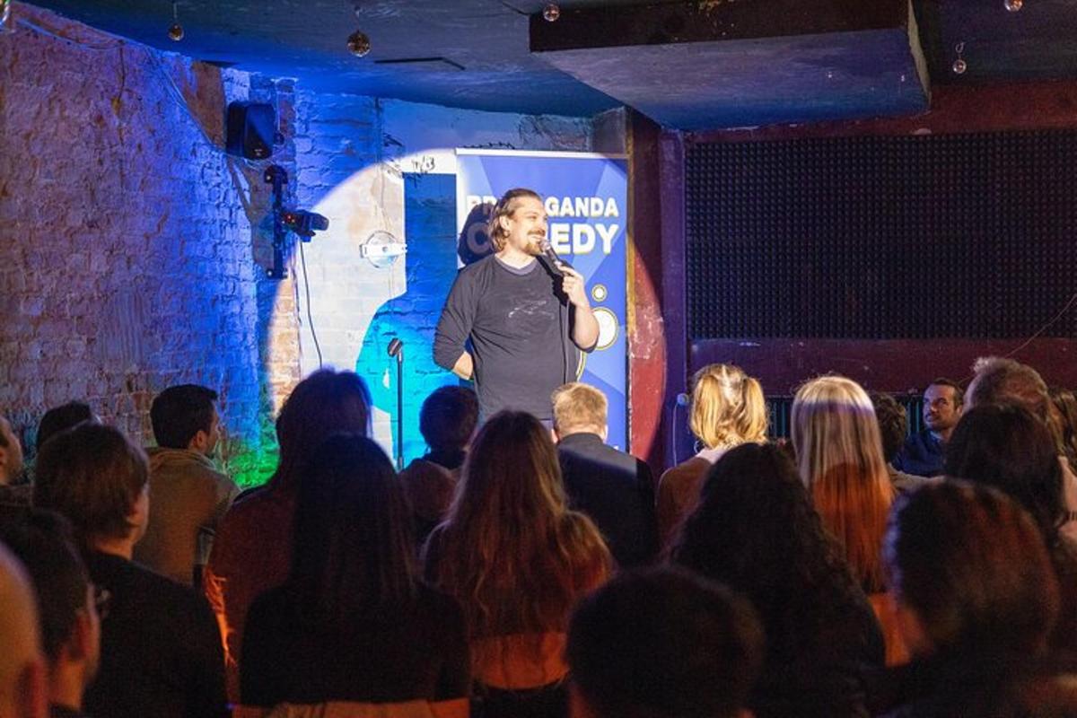 muž stojící na pódiu před davem