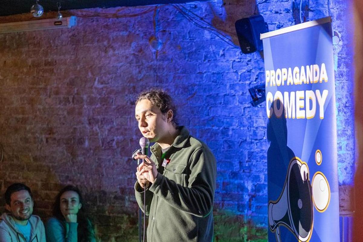 muž stojí před mikrofonem
