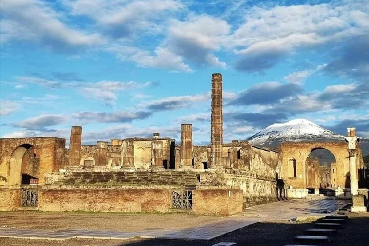 vana telliskivihoone, mille taustal on lumega kaetud mägi