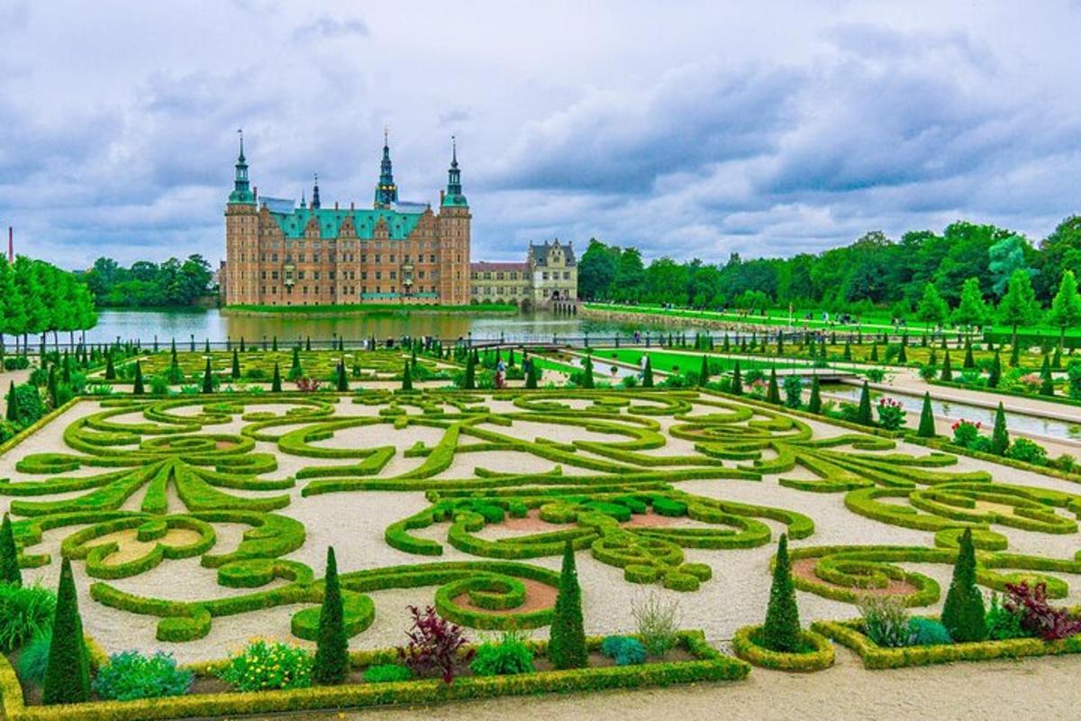 một khu vườn có lâu đài ở phía sau