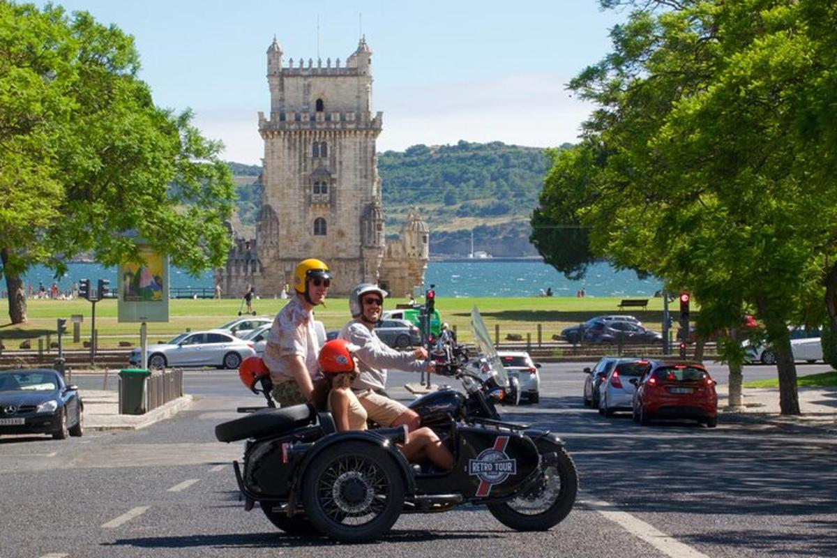 skupina lidí jedoucích na motorce s dítětem na ní