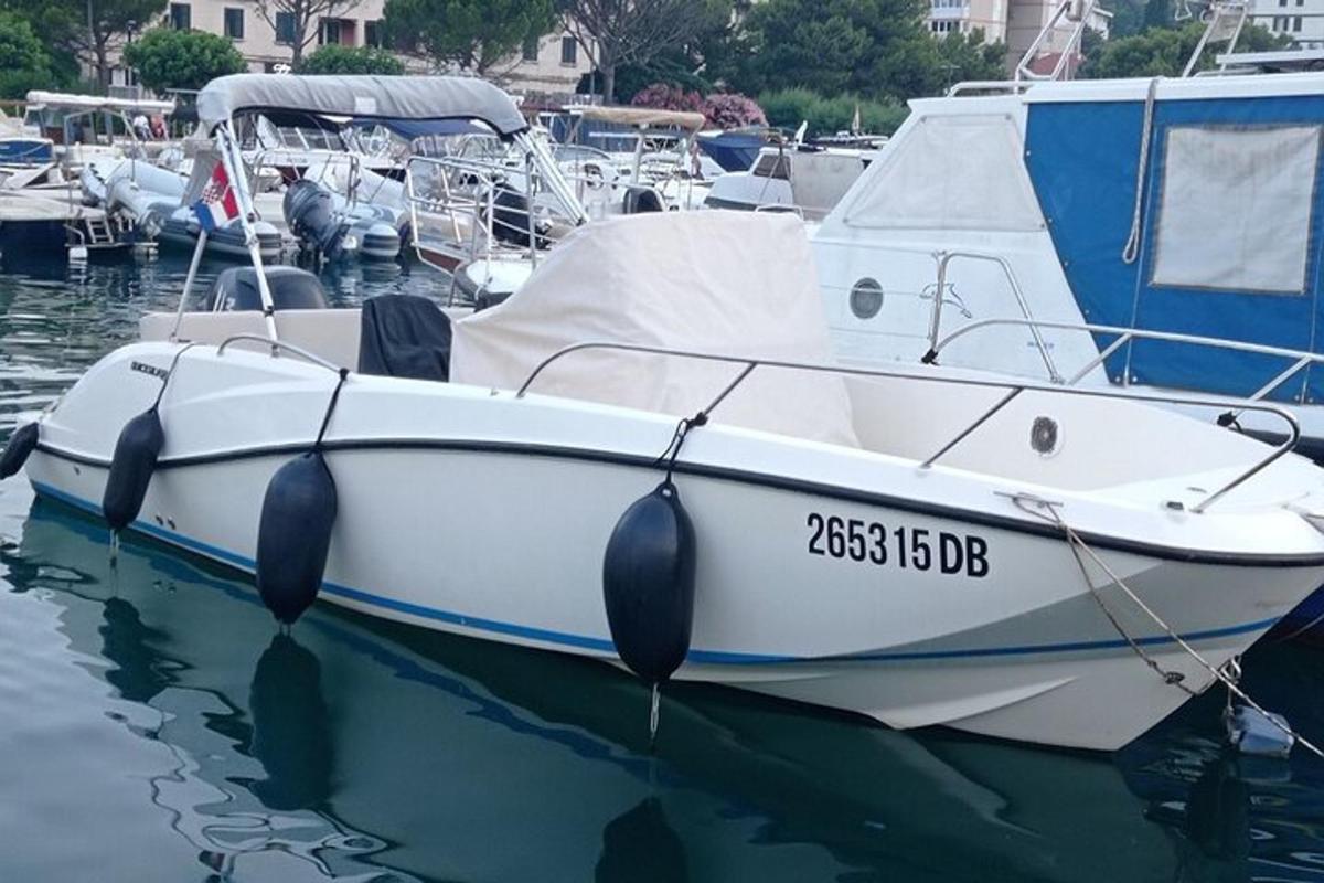 ein weißes Boot liegt im Wasser