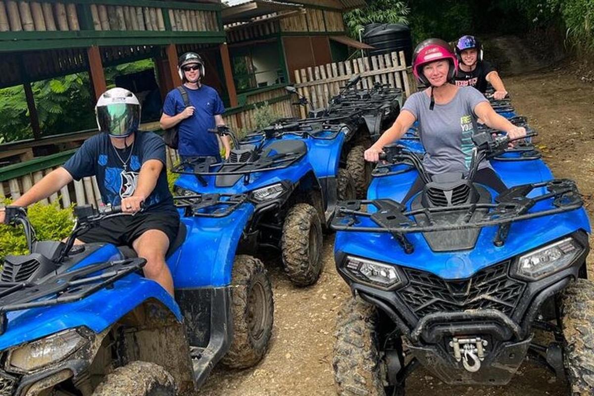 un grup de persones que condueixen quads per un camí de terra