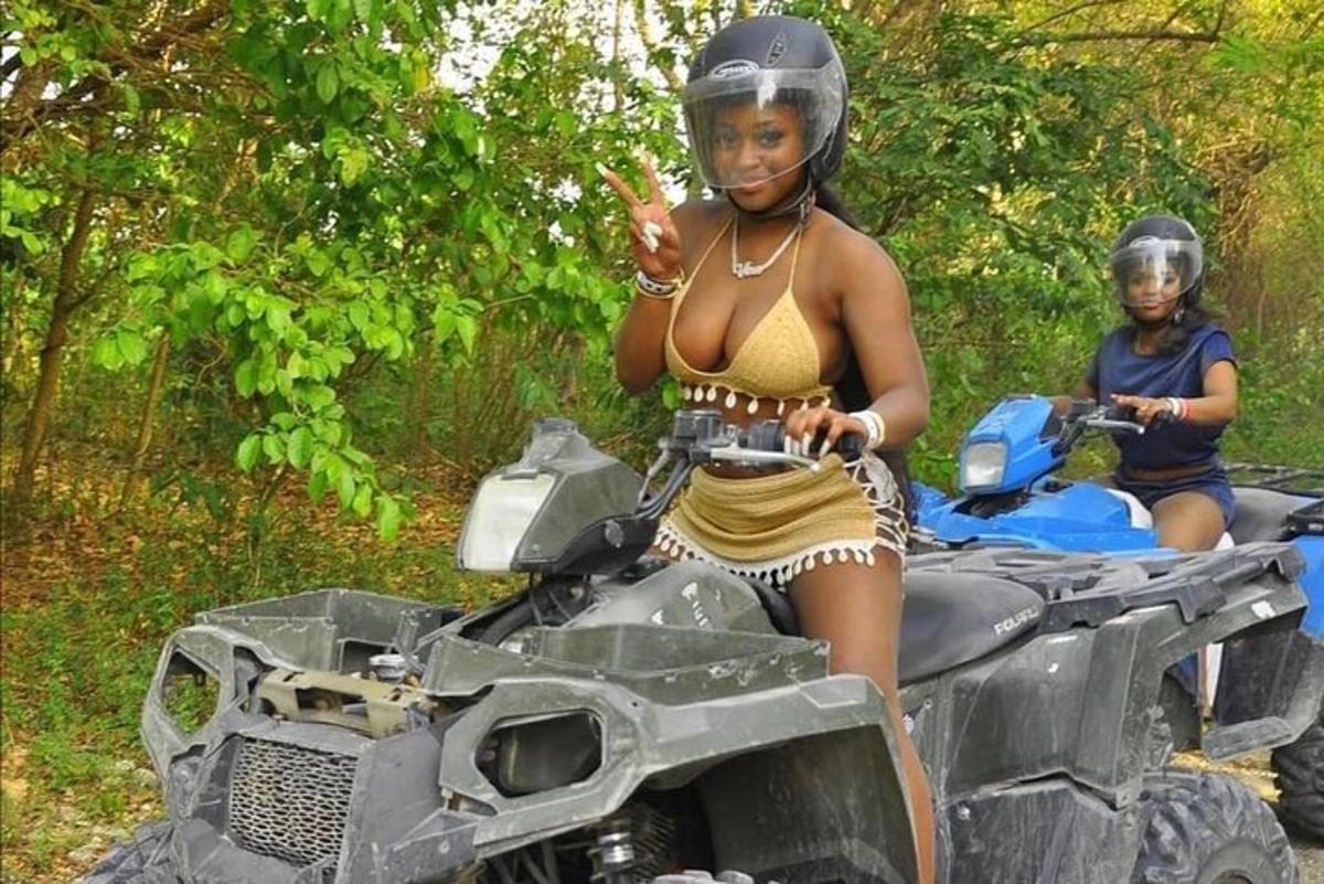 una dona en bikini asseguda en un quad