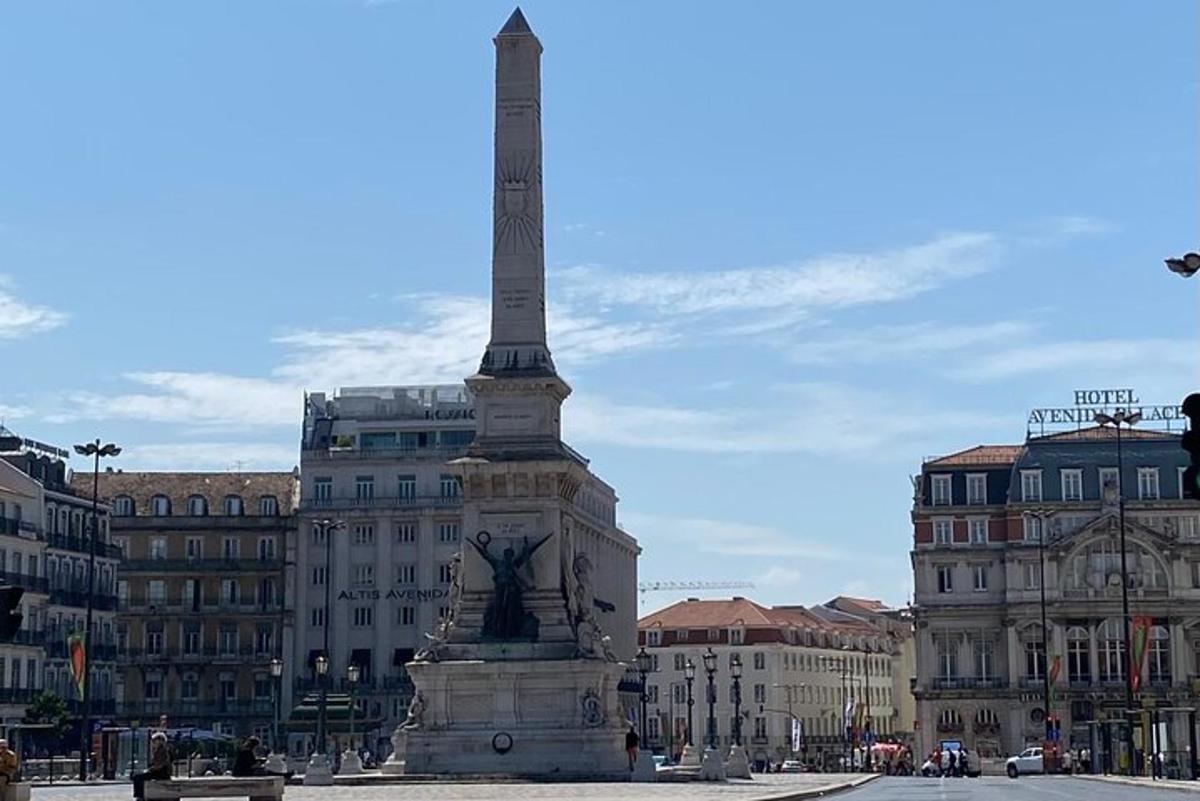 un alto monumento nel mezzo di una città