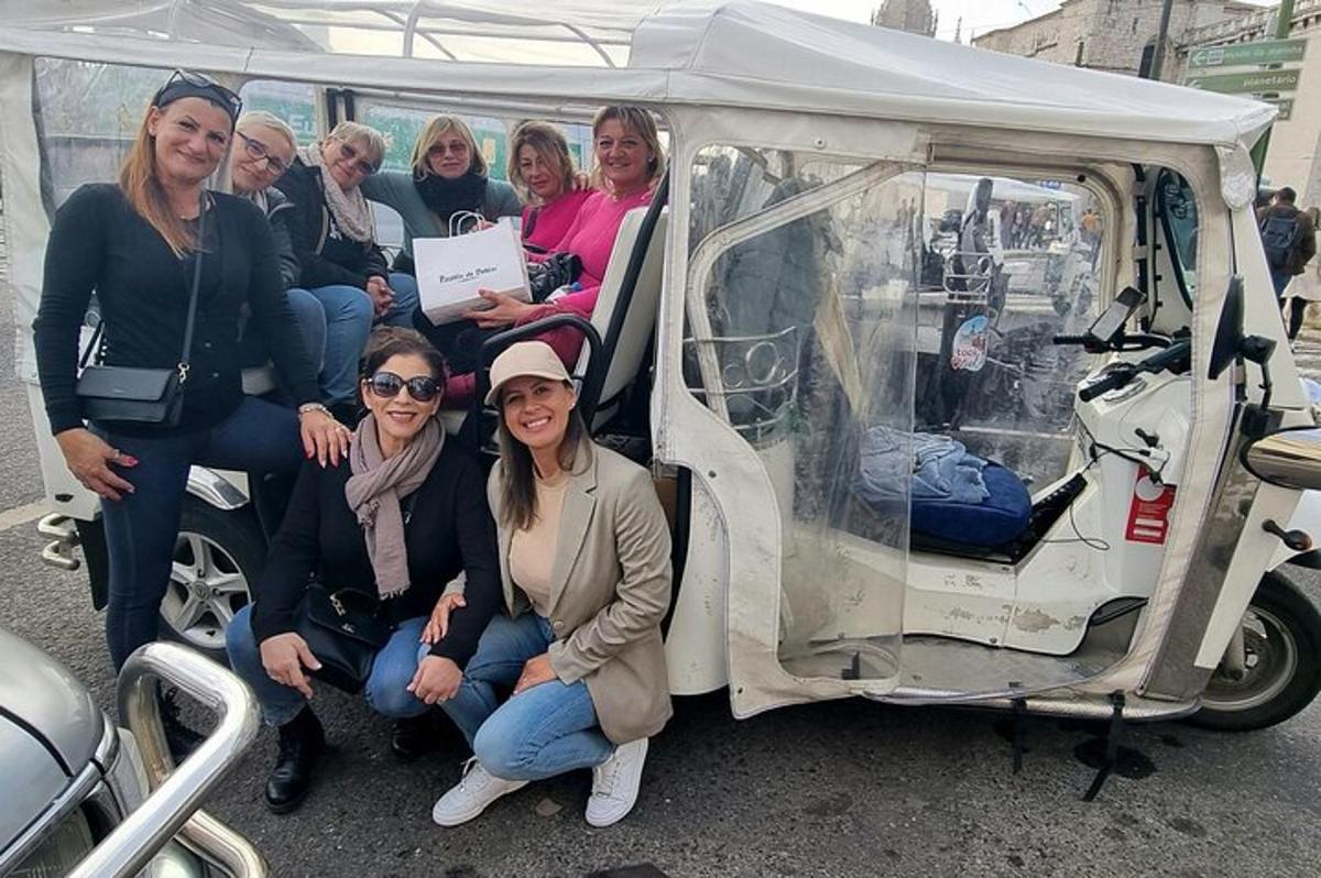 Un grupo de personas sentadas dentro de una camioneta