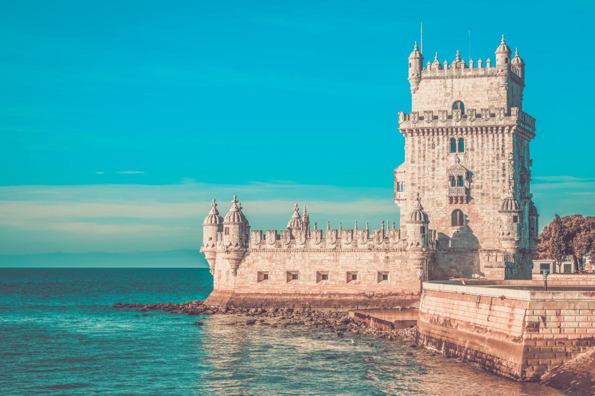 un castell a l'aigua al costat de l'oceà