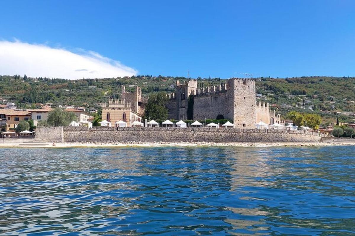 un castello sulla riva di uno specchio d'acqua