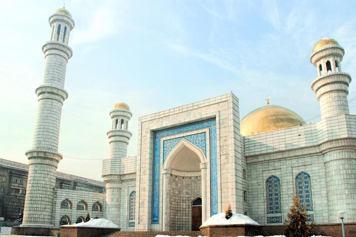masjid dengan dua kubah dan satu kubah