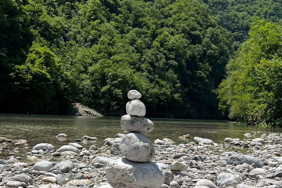 uma pilha de pedras no topo de um rio