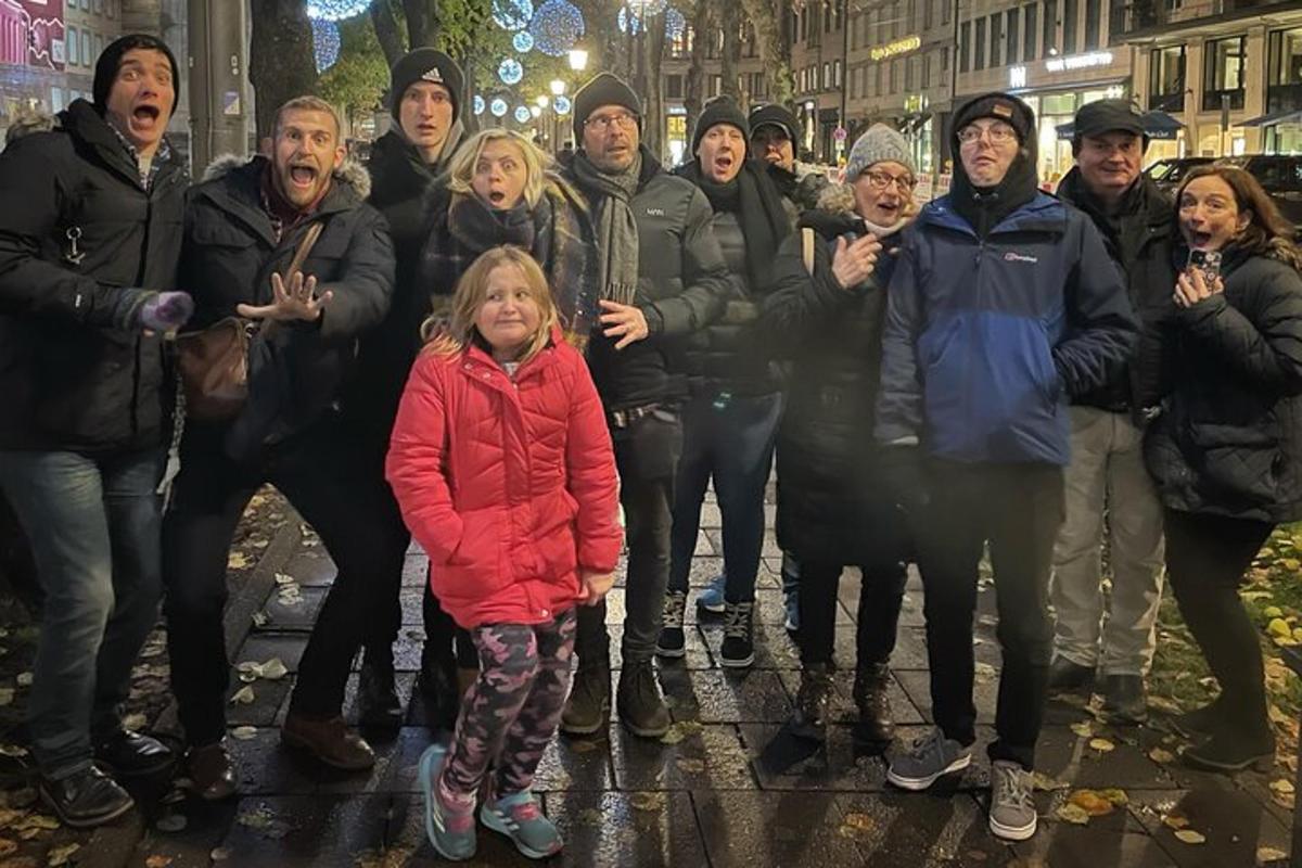 Un grupo de personas posando para una foto en una calle.