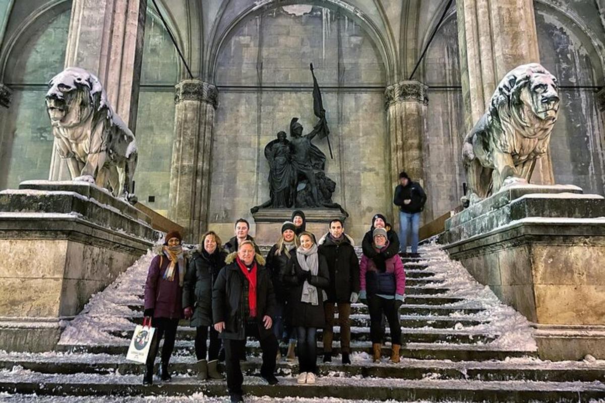 Un grupo de personas de pie frente a un edificio.