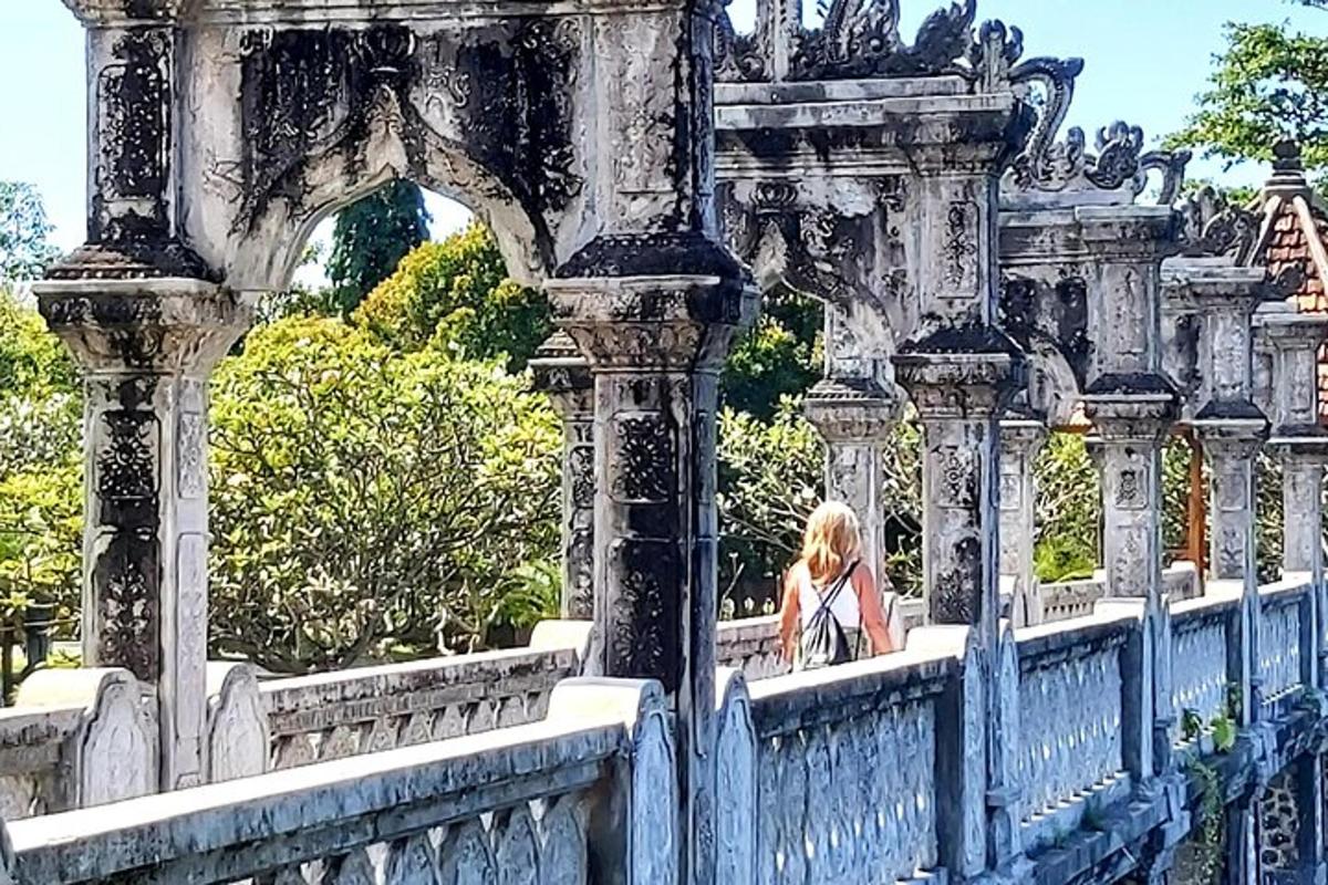 una donna è seduta su un ponte