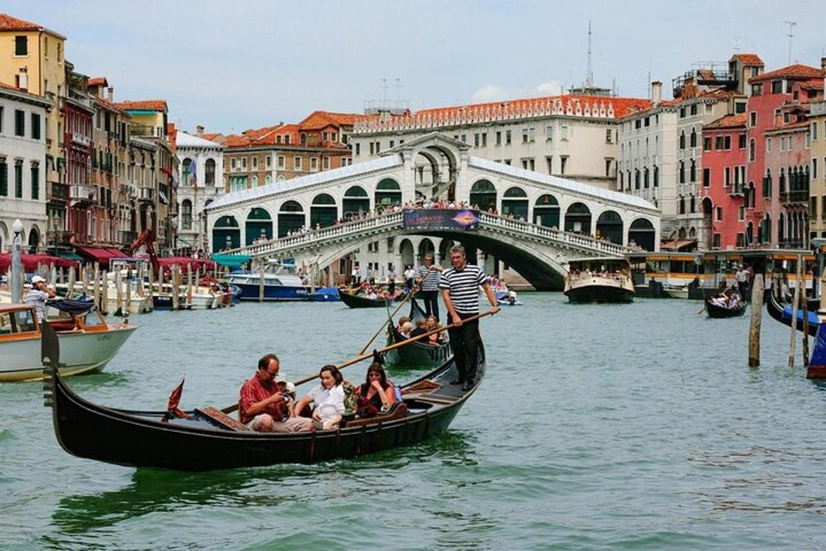 un gruppo di persone che viaggiano in gondola su un canale