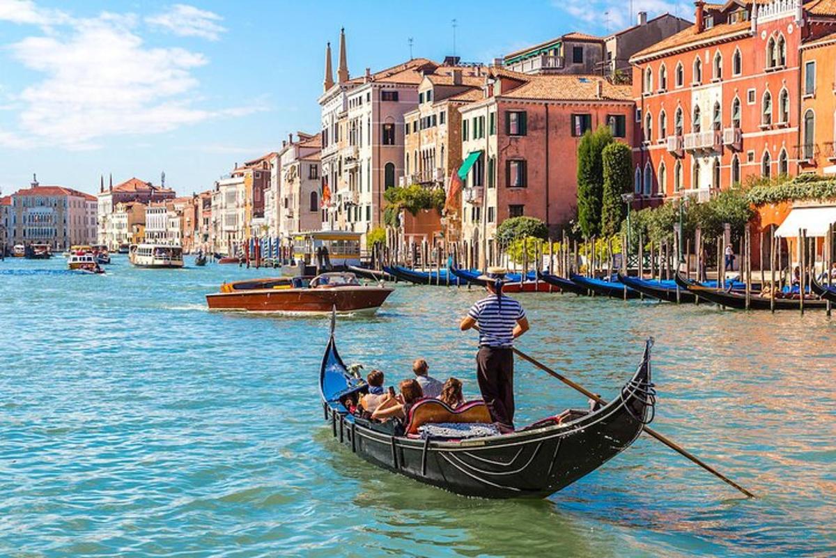un gruppo di persone in una gondola su un canale