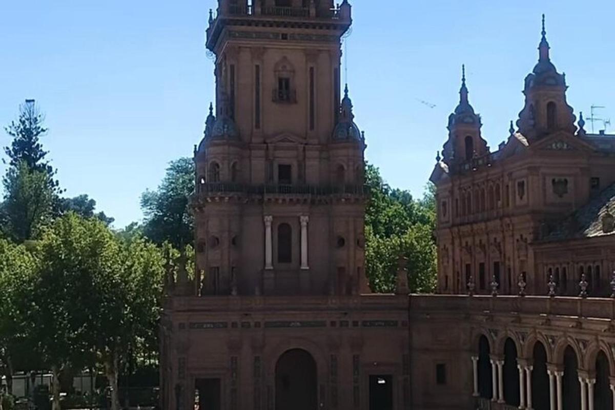 velká budova s hodinovou věží na vrcholu