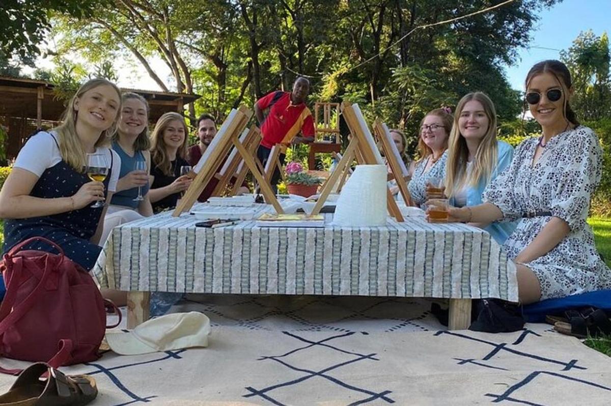 skupina žen sedících kolem piknikového stolu