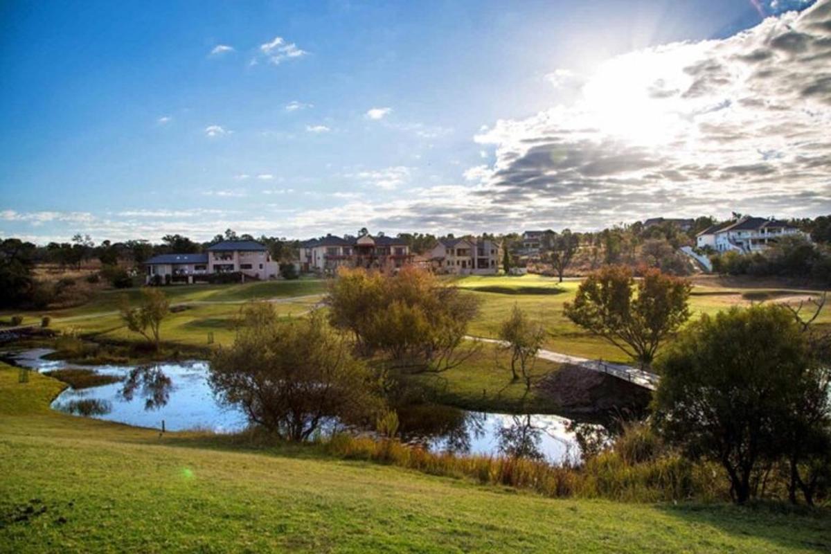 una vista di un campo da golf con un laghetto