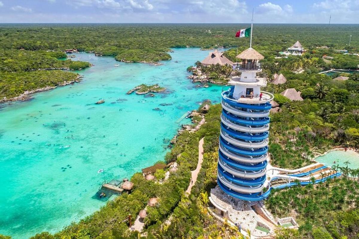 una isla con un faro en medio del agua