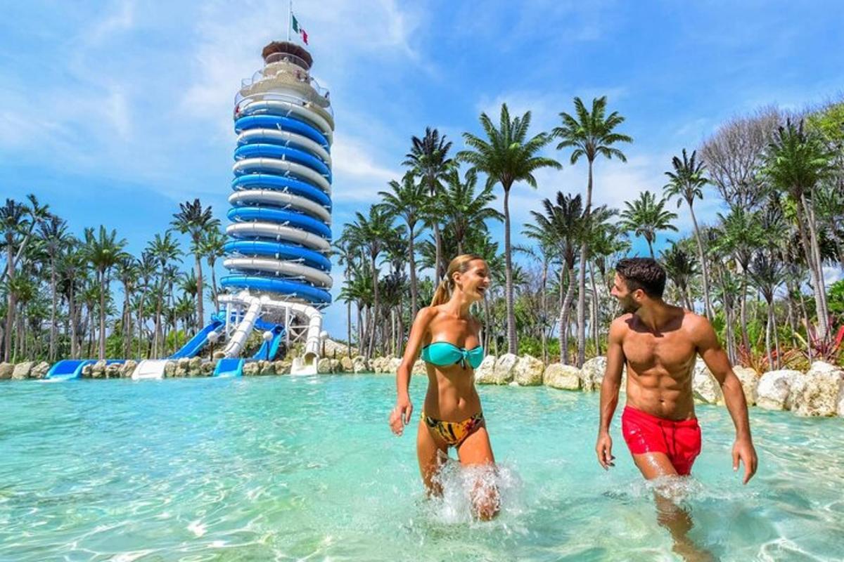 Un hombre y una mujer en el agua en un parque acuático.