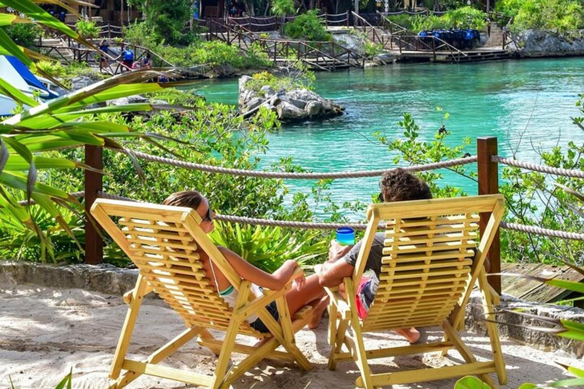 Dos niños sentados en sillas de jardín junto a un río