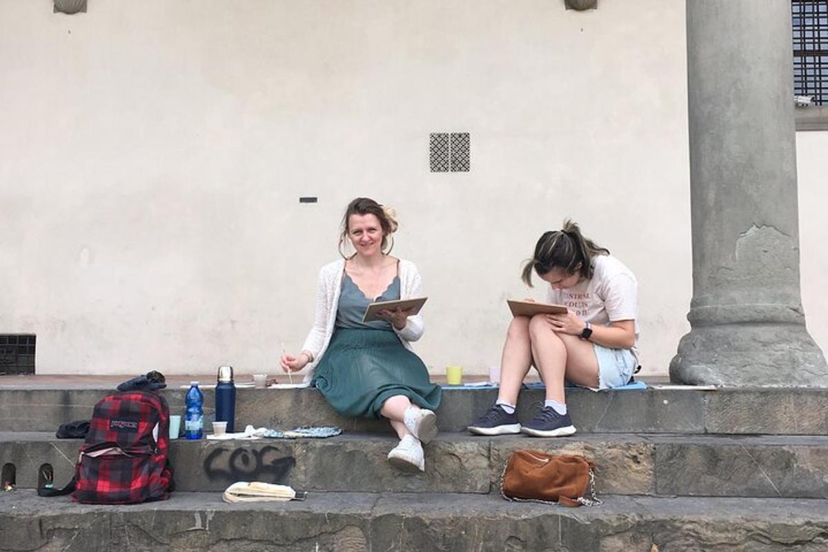 Dos mujeres sentadas en los escalones leyendo libros