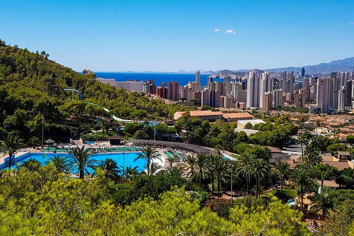Una vista aérea de una ciudad con piscina.