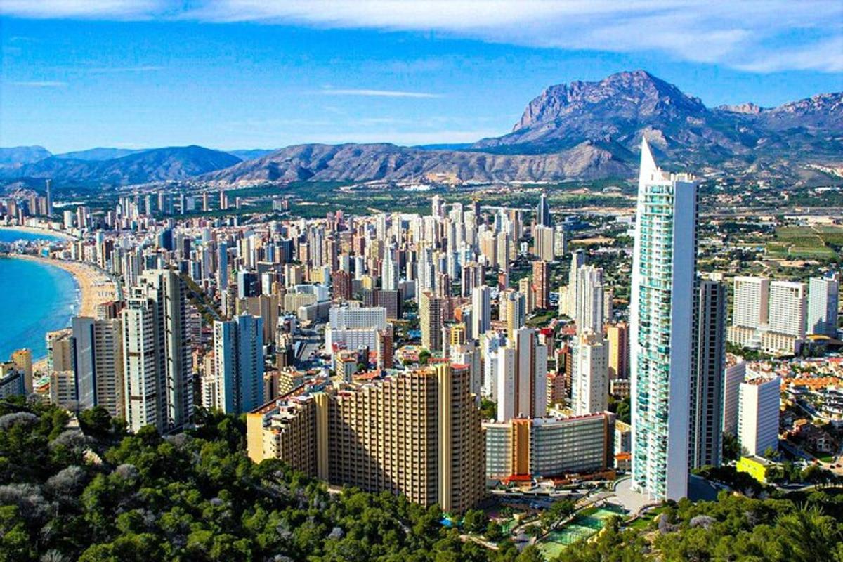 vista aèria d'una ciutat amb muntanyes i edificis